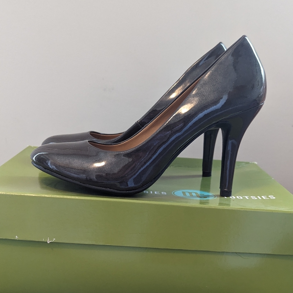 🎉3/$25🎉 Moideal Faux Patent Leather Pumps